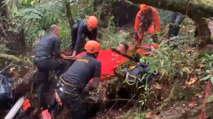 Proses evakuasi Kapolda Jambi Irjen Rusdi Hartono di lokasi kecelakaan helikopter
