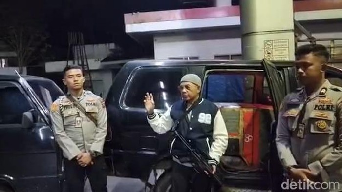 Kapolda Sumbar Irjen Suharyono membawa senjata laras panjang saat melakukan sidak di salah satu SPBU di Sijunjung.
