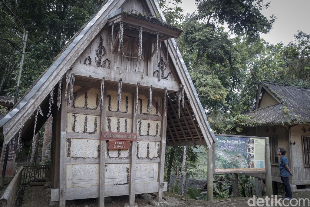 Kasepuhan Sinar Resmi