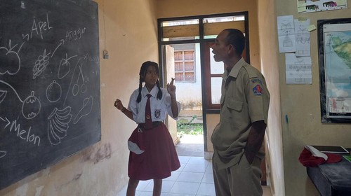 Kegiatan Belajar di SDN 2 Bengkala, Buleleng, Bali Senin (13/2/2023). SDN 2 Bengkala merupakan sekolah inklusi di mana siswa tuli dan murid lainnya belajar bersama.