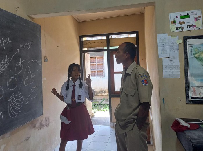 Kegiatan Belajar di SDN 2 Bengkala, Buleleng, Bali Senin (13/2/2023). SDN 2 Bengkala merupakan sekolah inklusi di mana siswa tuli dan murid lainnya belajar bersama.