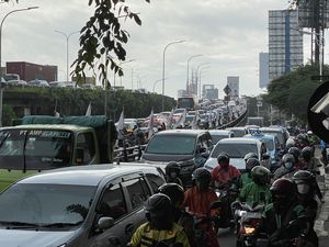 Lalin di Tanjung Barat Arah Ragunan Macet, Pemotor Salahkan Jalan Menyempit