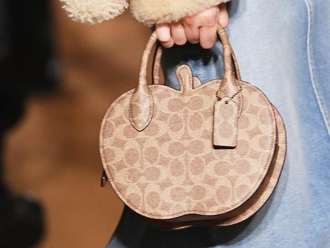 Koleksi Coach Fall 2023 Models on the runway at Coach Fall 2023 Ready To Wear Fashion Show at Park Avenue Armory on February 13, 2023 in New York, New York. (Photo by Giovanni Giannoni/WWD via Getty Images)