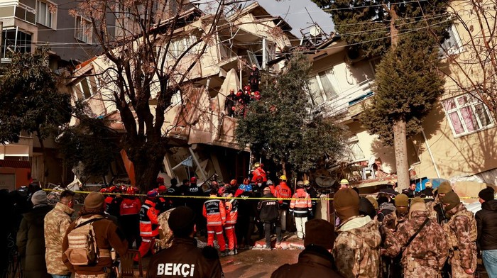 Rescuers carry a dead body, in the aftermath of the latest earthquake, in Hatay province,Turkey February 21, 2023. REUTERS/Thaier Al-Sudani