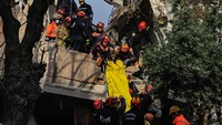 Sebelumnya, gempa bumi dahsyat terjadi pada Senin (6/2) atau sekitar dua pekan lalu dengan kekuatan M 7,8. Gempa tersebut menewaskan lebih dari 45.000 jiwa.  