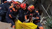 Korban tewas akibat gempa susulan M 6,4 kini bertambah menjadi delapan orang.  