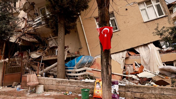 Rescuers carry a dead body, in the aftermath of the latest earthquake, in Hatay province,Turkey February 21, 2023. REUTERS/Thaier Al-Sudani