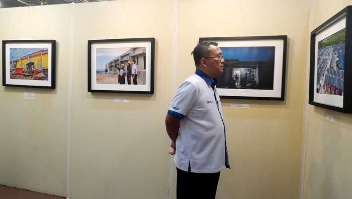 Direktur Utama PT Bank Tabungan Negara (Persero) Tbk. Haru Koesmahargyo (kanan) didampingi Corporate Secretary Bank BTN Achmad Chaerul dan Head of Corporate Communication Bank BTN Dody Agoeng meninjau foto pada Pameran Anugerah Jurnalistik dan Foto Bank BTN di Menara BTN di Jakarta, Rabu (22/2). Anugerah Jurnalistik dan Foto Bank BTN merupakan ajang tahunan yang digelar Bank BTN dalam rangka memeriahkan Hari Ulang Tahun ke-73. Ajang tersebut dilaksanakan sebagai bentuk apresiasi bagi para jurnalis media massa. Adapun, selama 73 tahun melayani, Bank BTN tercatat telah menyalurkan kredit senilai Rp775 triliun kepada lebih dari 5,8 juta masyarakat Indonesia dari berbagai segmen.