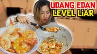 Tak hanya cumi-cumi, tapi Farida juga sempat membuat tumisan udang. Udang yang digunakan berukuran besar dan juicy. Tumisan udang ini ditambahkan telur jadi makin nikmat. Foto: YouTube Farida Nurhan