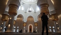 Masjid ini merupakan simbol persahabatan antara Presiden Joko Widodo dengan Presiden Uni Emirat Arab (UEA) Mohammed bin Zayed. Ia berharap masjid ini dapat membawa kenyamanan dan kemakmuran masyarakat Solo dan sekitarnya. ANTARA FOTO/Mohammad Ayudha