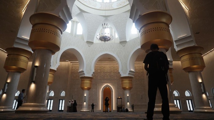 Pengunjung berdiri di depan Masjid Raya Sheikh Zayed, Solo, Jawa Tengah, Rabu (22/2/2023). Masjid hadiah dari Presiden Uni Emirat Arab (UEA) Mohamed Bin Zayed Al-Nahyan kepada Presiden Joko Widodo tersebut rencana akan dibuka untuk umum pada 1 Maret 2023 dan diharapkan menjadi salah satu destinasi wisata religi baru di Kota Solo. ANTARA FOTO/Mohammad Ayudha/aww.