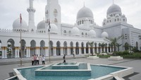 Kedatangan lima imam itu akan mengisi salat jemaah di Masjid Sheikh Zayed Solo secara bergantian saat bulan suci Ramadhan. ANTARA FOTO/Mohammad Ayudha