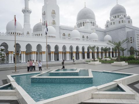 Pengunjung berdiri di depan Masjid Raya Sheikh Zayed, Solo, Jawa Tengah, Rabu (22/2/2023). Masjid hadiah dari Presiden Uni Emirat Arab (UEA) Mohamed Bin Zayed Al-Nahyan kepada Presiden Joko Widodo tersebut rencana akan dibuka untuk umum pada 1 Maret 2023 dan diharapkan menjadi salah satu destinasi wisata religi baru di Kota Solo. ANTARA FOTO/Mohammad Ayudha/aww.