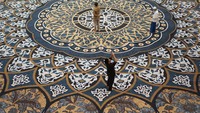 Pengunjung melihat-lihat bagian dalam Masjid Raya Sheikh Zayed, Solo, Jawa Tengah, Rabu (22/2/2023). ANTARA FOTO/Mohammad Ayudha