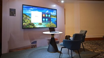 V6 Series dilengkapi dengan 1,07 juta tingkat kecerahan warna (color gamut), speaker dengan total 40 Watt, 8 microphone array dengan cakupan area 180 derajat dan jarak daya tangkap sejauh 8 meter serta noise reduction teknologi. Teknologi layar interaktif tipe ViewPro dan tipe Transcend hadir dengan dual kamera 48MP + 8MP, 3x optical zoom lewat keunggulan fitur auto framing dan speaker tracking beresolusi 4K ultraHD.