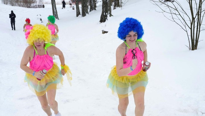 Melihat Keseruan Kompetisi Maraton Sauna di Estonia Women sit in the sauna during European Sauna Marathon in Otepaa, Estonia February 18, 2023. REUTERS/Ints Kalnins