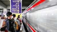 Sejumlah penumpang menunggu kedatangan kereta yang akan ditumpanginya.