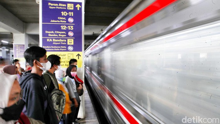 Komunitas pengguna KRL atau akrab disebut anak kereta (anker) mengkritik pilar-pilar di dalam Stasiun Manggarai terlalu besar. Pilar itu dinilai mengganggu lalu lalang penumpang.
