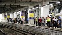 Keberadaan pilar itu dinilai mengganggu lalu lalang penumpang commuter line di Stasiun Manggarai.
