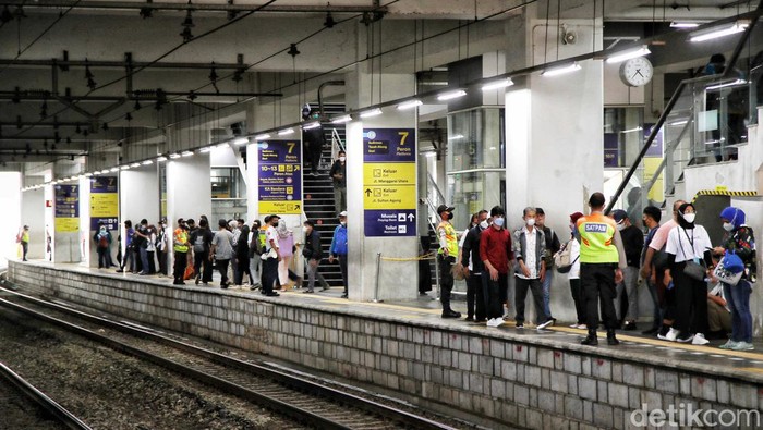Komunitas pengguna KRL atau akrab disebut anak kereta (anker) mengkritik pilar-pilar di dalam Stasiun Manggarai terlalu besar. Pilar itu dinilai mengganggu lalu lalang penumpang.