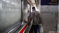 Menurut perwakilan Komunitas KRL Depok-Bogor ukuran pilar-pilar yang besar mengganggu alur penumpang KRL.