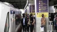 Kepala Balai Teknik Perkeretaapian Wilayah Jakarta-Banten Kemenhub Rode Paulus mengakui ruang di Stasiun Manggarai cukup sempit saat terjadi pergerakan penumpang karena tiang-tiang berukuran besar tersebut. Dia mengaku pihaknya sedang mengkaji lebih lanjut terkait keberadaan atau bentuk pilar di Stasiun Manggarai.