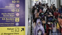 Komunitas KRL juga menyoroti penggunaan tangga dan eskalator di Stasiun Manggarai saat jam sibuk (rush hour). Mereka mengeluhkan soal padatnya penumpang yang menggunakan tangga atau eskalator tersebut.