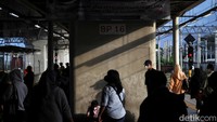 Menurut pengguna KRL, lantai atau tangga penghubung maupun eskalator dan alur bolak balik di fasilitas Stasiun Manggarai saat jam sibuk itu kurang memadai. Khususnya untuk lansia, ibu hamil, mapun anak-anak.