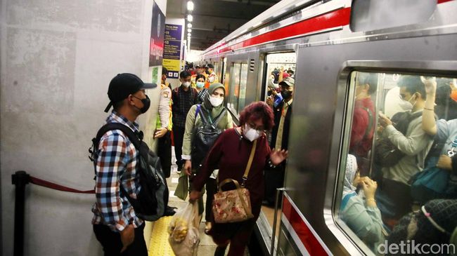 Melihat Pilar Besar Stasiun Manggarai yang Dikeluhkan Anker