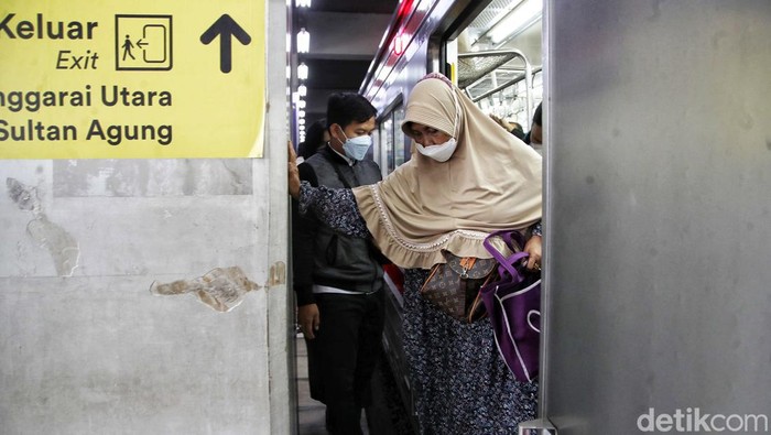 Komunitas pengguna KRL atau akrab disebut anak kereta (anker) mengkritik pilar-pilar di dalam Stasiun Manggarai terlalu besar. Pilar itu dinilai mengganggu lalu lalang penumpang.
