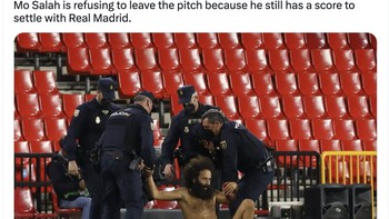 Meme Mo Salah menolak pergi walau pertandingan sudah selesai karena merasa masih bisa mencetak gol. Foto: Twitter