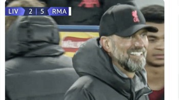 Wajah Klopp setelah menyadari untuk pertama kali Liverpool kebobolan 5 gol di Anfield dalam laga Liga Champions. Foto: Twitter