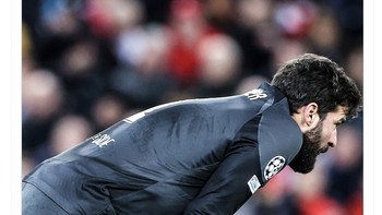 Allison pun sampai terpekur menyaksikan gawangnya dijebol Real Madrid sebanyak 5 kali. Foto: Twitter