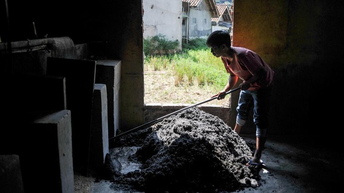 MENGUBAH LIMBAH TAHU JADI BIOGAS Siapa bilang limbah dari produksi tahu tidak bermanfaat. Bagi warga Dusun Giriharja, Sumedang Utara, limbah itu bisa dimanfaatkan sebagai bahan bakar biogas.