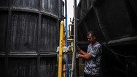 Sesampainya di bak penampungan, limbah tahu kemudian secara otomatis disedot hingga masuk ke dalam enam tabung reaktor. Mikroba di dalam keenam tabung reaktor di tempat pengolahan limbah akan mengubah ampas tahu menjadi gas metana (biogas) dan air bersih. 