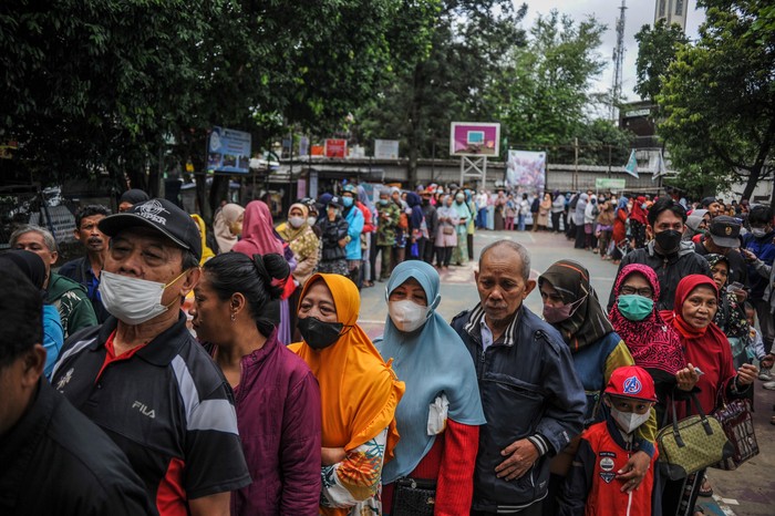 Warga antre untuk membeli beras murah pada operasi pasar beras medium di Antapani, Bandung, Jawa Barat, Rabu (22/2/2023). Pemerintah Kota Bandung bersama Bulog dan Bank Indonesia menyediakan beras medium murah sebanyak 20 ton beras per kecamatan dengan harga Rp8.500 per kilogram yang diharapkan dapat membantu masyarakat jelang bulan suci Ramadan. ANTARA FOTO/Raisan Al Farisi/hp.
