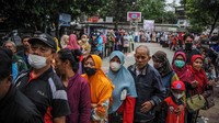 Warga antre untuk membeli beras murah pada operasi pasar beras medium di Antapani, Bandung, Jawa Barat, Rabu (22/2/2023).