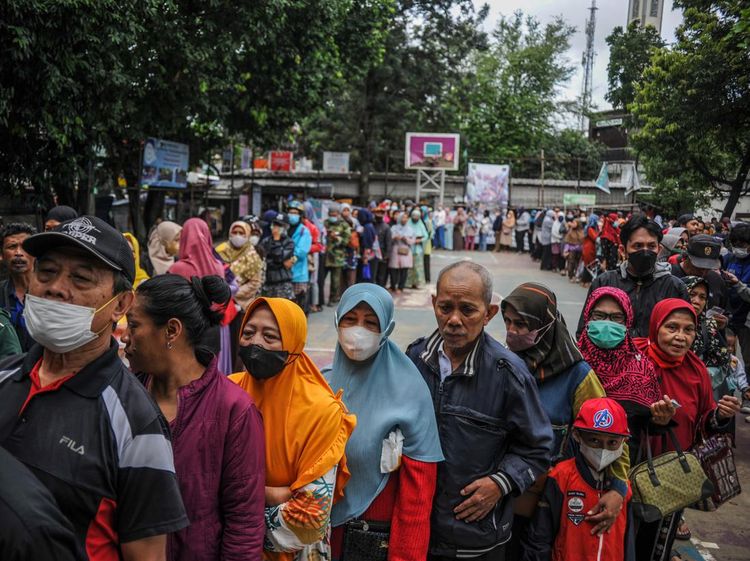 Mengular Panjang, Begini Antrean Operasi Pasar Beras Murah di Bandung