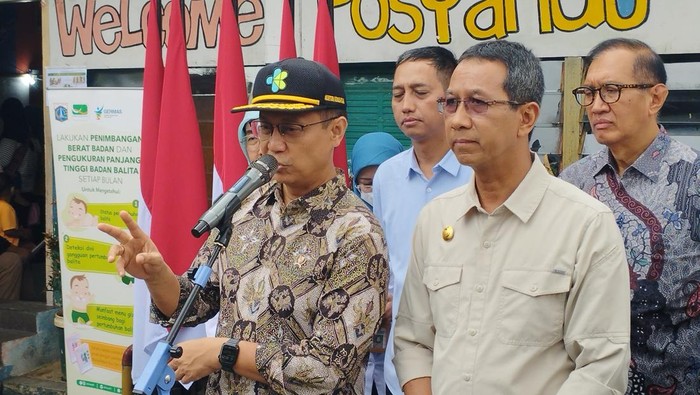 Menkes Budi Gunadi Sadikin didampingi Pj Gubernur DKI Heru Budi.