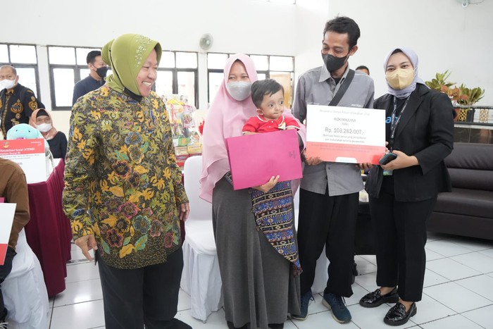 Mensos Serahkan Bantuan Rp 374 Juta buat 6 Penderita Penyakit Langka