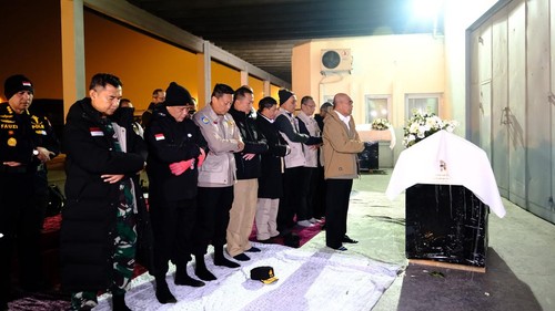Menteri Koordinator Bidang Pembangunan Manusia dan Kebudayaan (PMK) Muhajir Effendi menyalati jenazah Irma Lestari di Bandara Adana Sakirpasa, Turki, Selasa (21/2/2023).