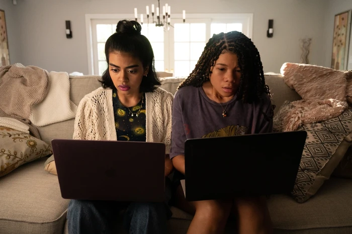 Adegan dalam film Missing (2023) diperankan Storm Reid.