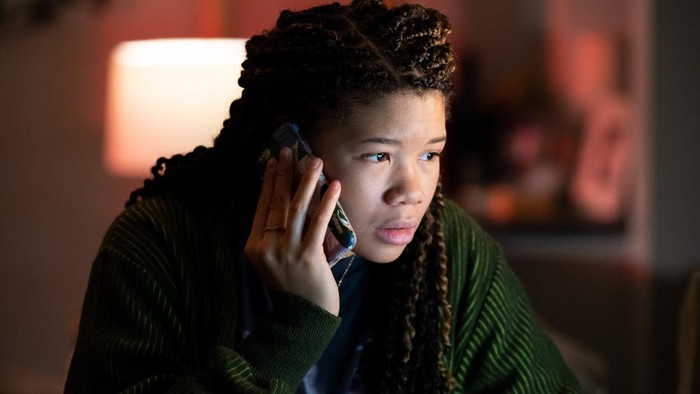 Adegan dalam film Missing (2023) diperankan Storm Reid.