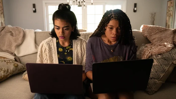 Adegan dalam film Missing (2023) diperankan Storm Reid.