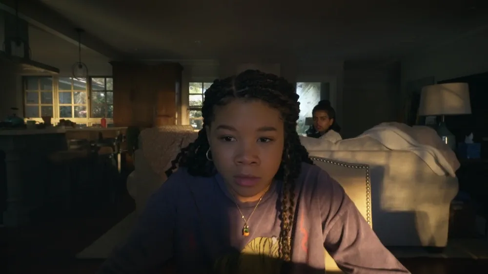 Adegan dalam film Missing (2023) diperankan Storm Reid.