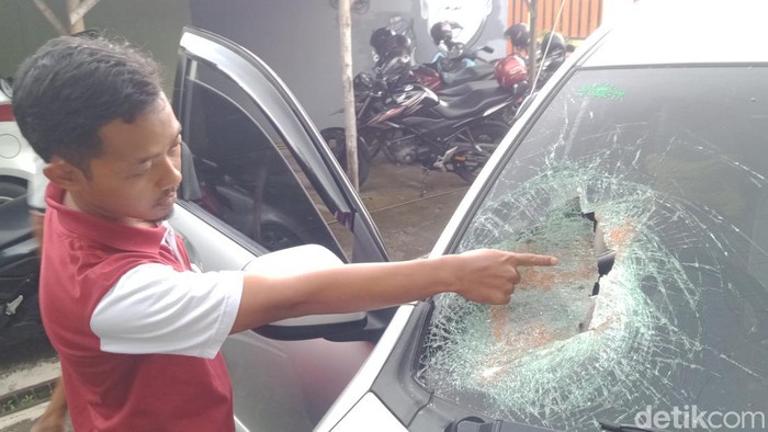 Mobil milik Ketua GP Ansor Kallikotes M Fuad Nashori (36) menjadi korban pelemparan batu orang tidak dikenal (OTK).