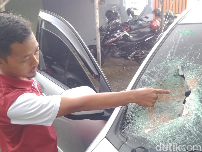 Mobil milik Ketua GP Ansor Kallikotes M Fuad Nashori (36) menjadi korban pelemparan batu orang tidak dikenal (OTK).