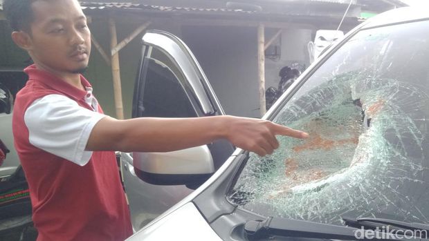 Kaca mobil Avanza AD 1766 HL pecah di bagian depan.