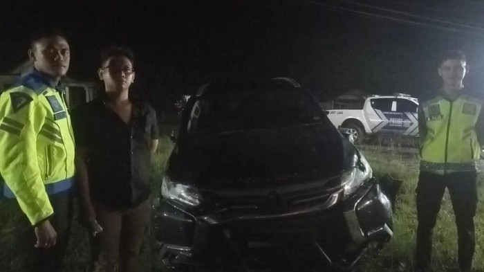 Mobil Pajero Sport rusak akibat diamuk massa (Foto: Istimewa)