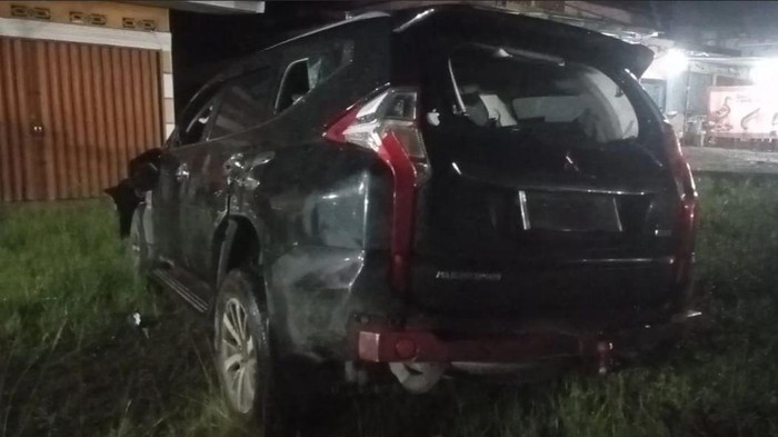 Mobil Pajero yang rusak akibat diamuk massa (Foto: Istimewa)